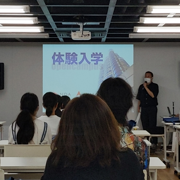 専門学校  日本デザイナー芸術学院の説明会