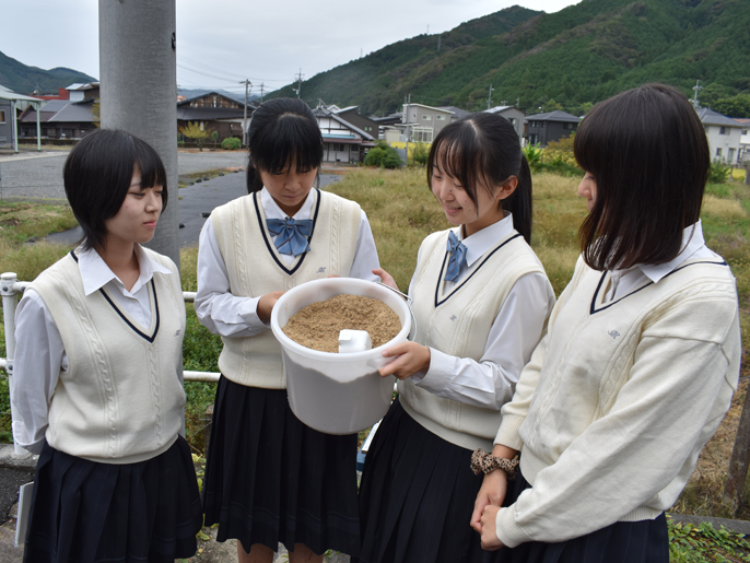 岡山県　真庭高校　経営ビジネス科３年生「竹害対策チーム」のみなさん2
