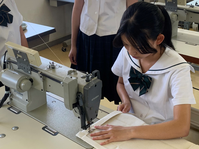 岡山県 倉敷工業高校 テキスタイル工学科5人の2年生2