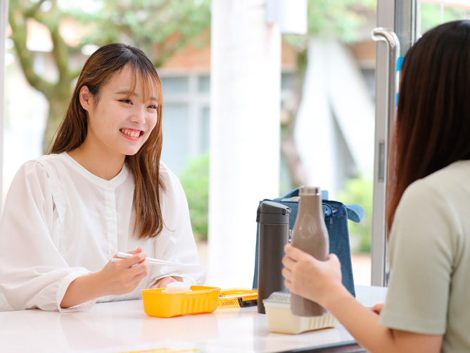 大垣女子短期大学の学食