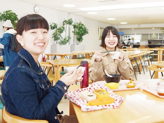 新潟青陵大学短期大学部の学食