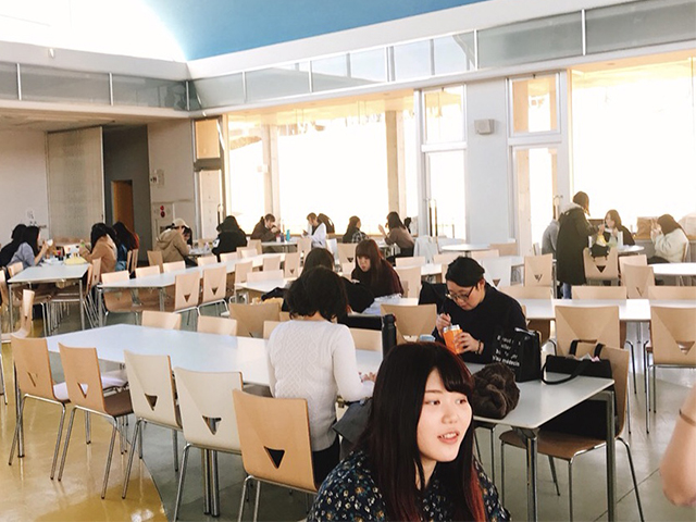 山村学園短期大学の学食