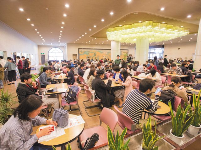 佛教大学の学食