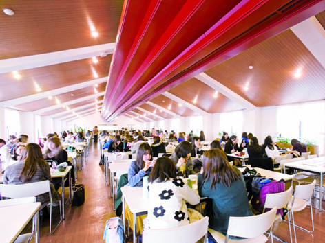 神戸松蔭大学の学食