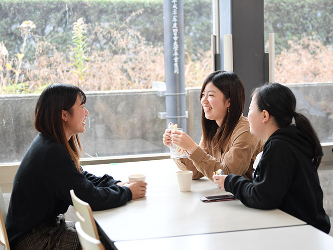 四日市大学の学食