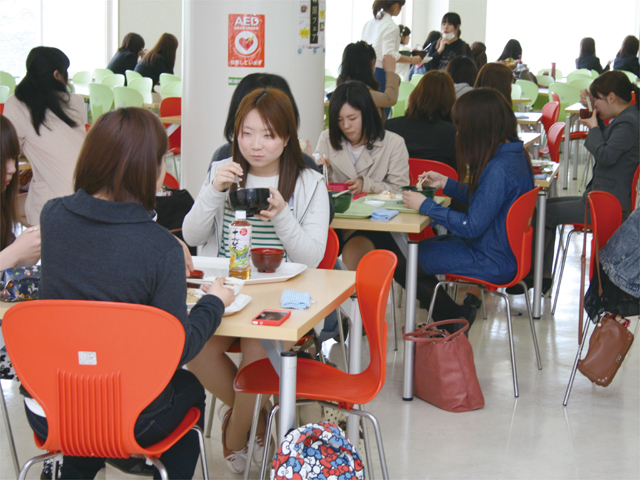 精華女子短期大学の学食
