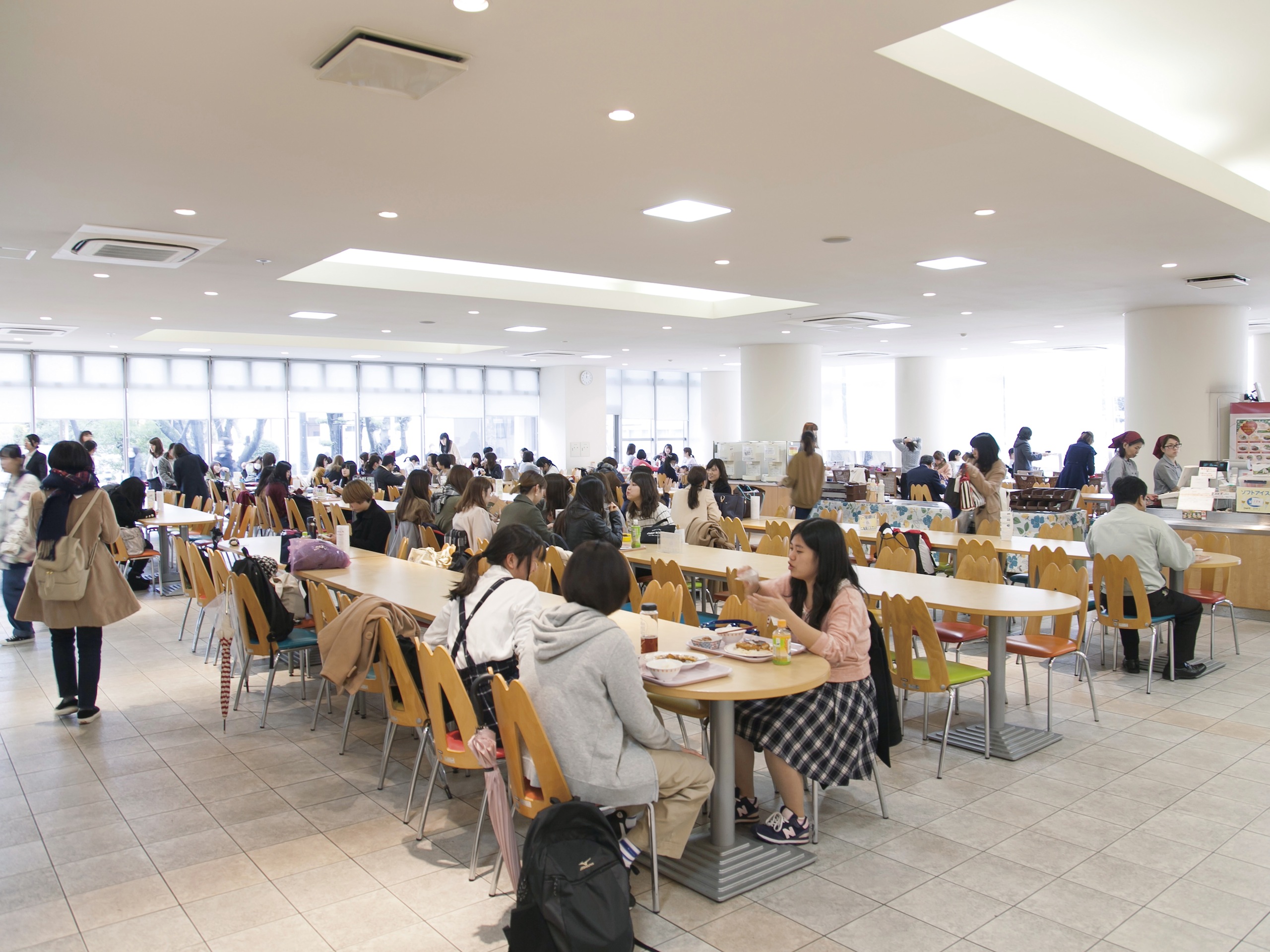 西南女学院大学短期大学部の学食