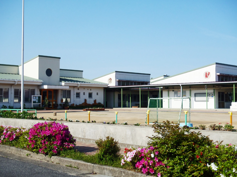 （附属幼稚園）初等教育を行う教育機関であるとともに， 教育実習先としての役割も担う
