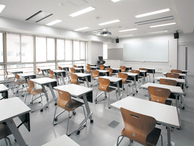 小講義室。少人数制の授業に最適な教室。講義記録システムを導入した講義室もあり、新しい設備が充実しています。
