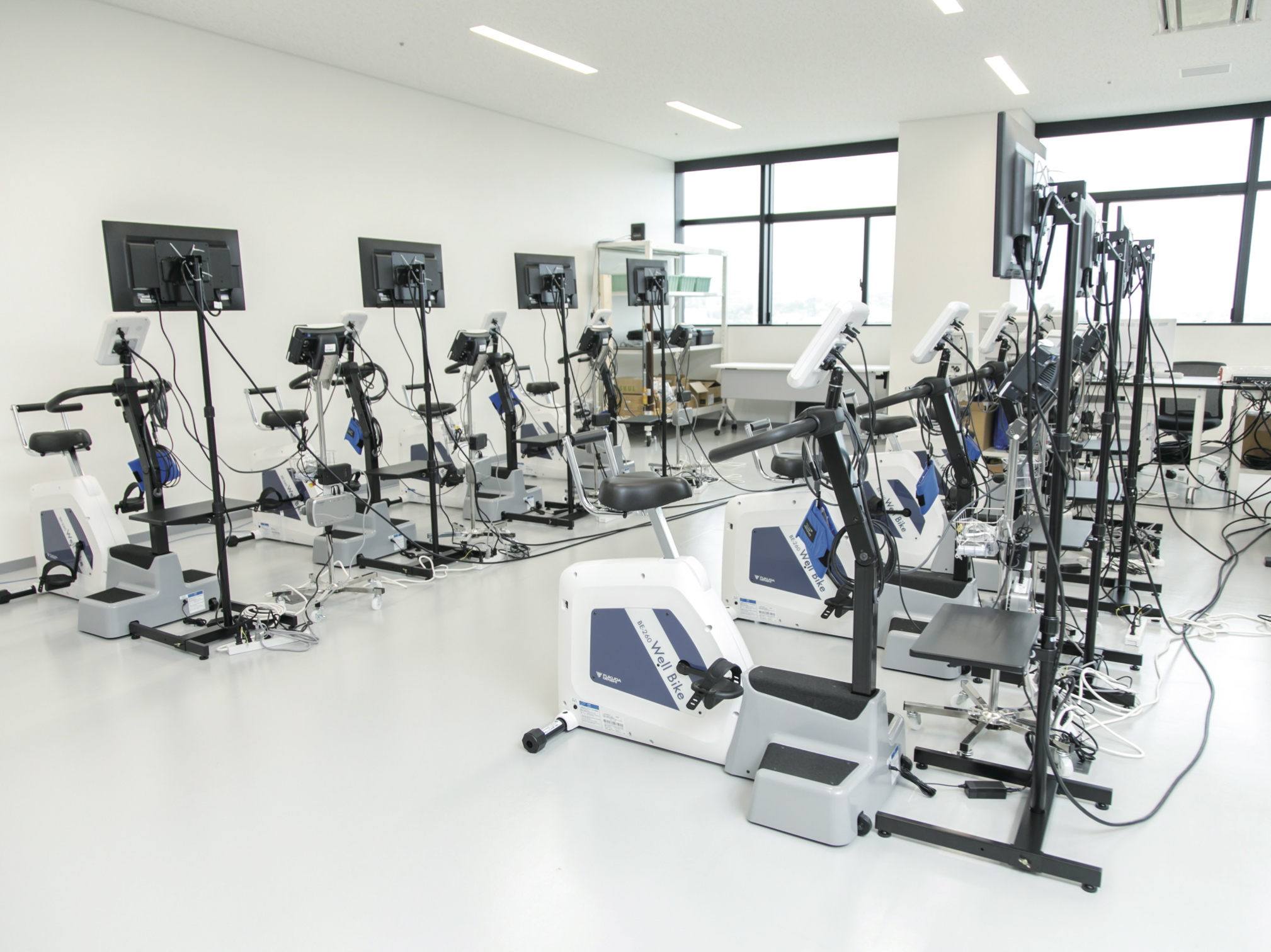 スポーツ健康科学科実験・実習室。「走る」「蹴る」「投げる」などの動作をミリ単位で捉える、最先端の3次元解析装置を備えています。