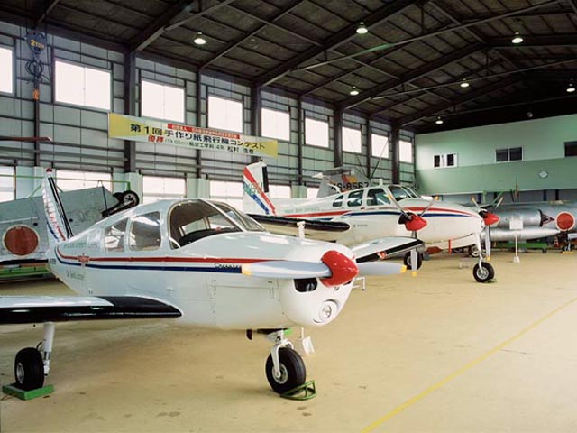 航空機格納庫兼実習室。実験実習用航空機8機、エンジン13機を収容する格納庫です。防音効果のある設備を搭載したエンジン噴射実験を行う専用室も設置しています。