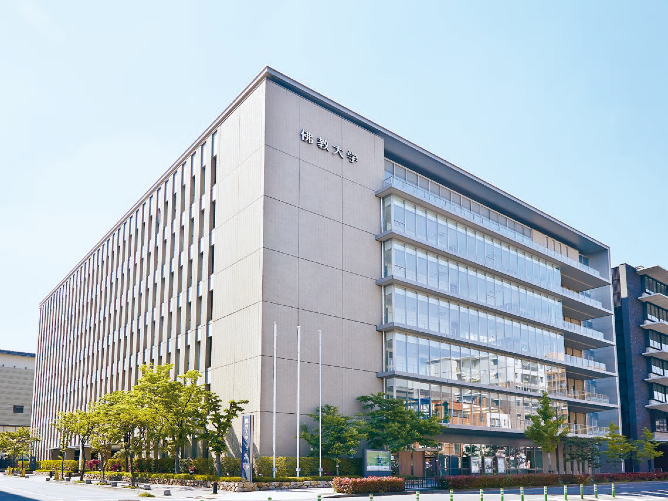 「二条キャンパス」保健医療技術学部のメインキャンパス。JR京都駅から5分というアクセスも魅力。