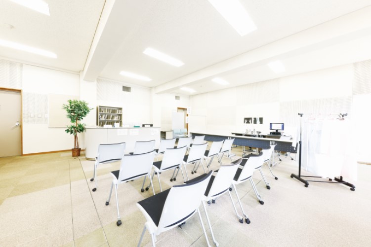 【医療秘書実習室】医療機関での受付・窓口業務や医療秘書として医師の事務作業を補助するカルテの代行入力など実践的に学びます。