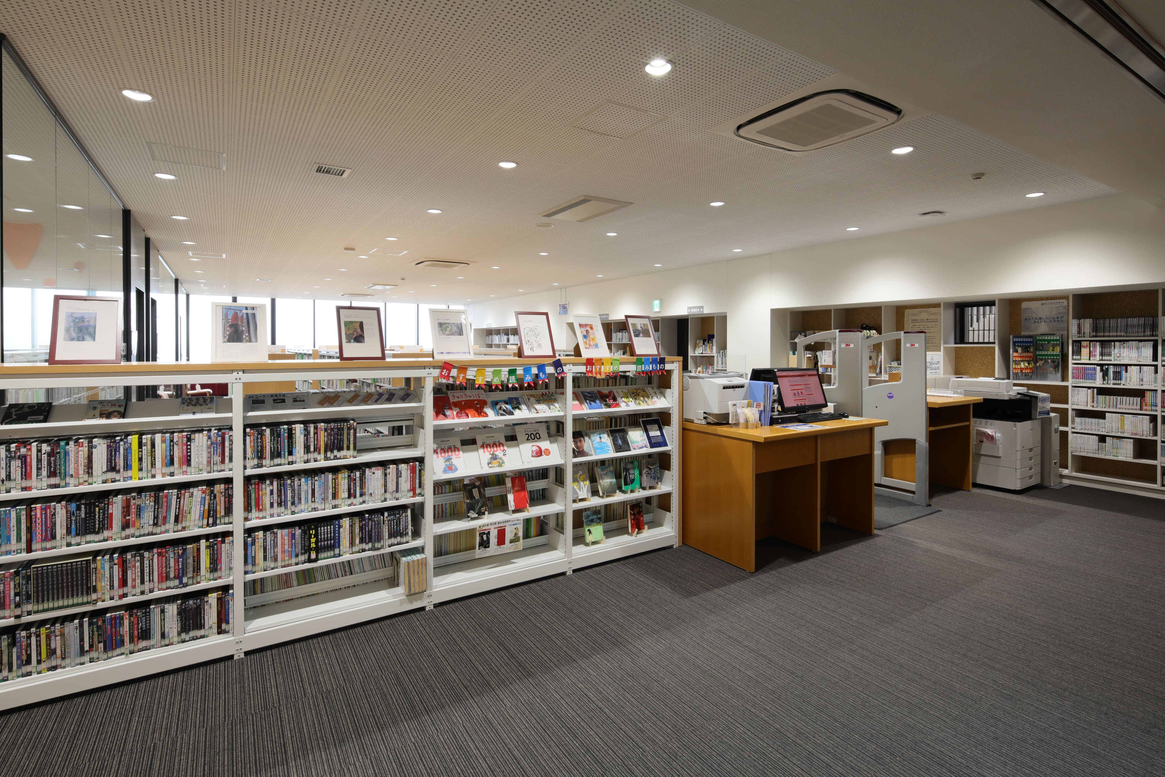 ブックラウンジ：図書約10,000冊と主に教育学部で使用する絵本約3,800冊を揃えています
