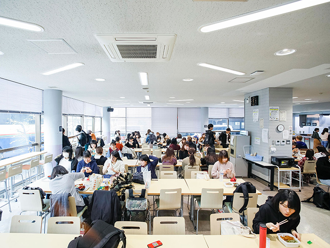 学生食堂/学生や教職員でにぎわう5号館の1階の学生食堂。豊富なメニューは、もちろん低価格です。