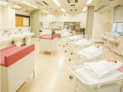 【母性・小児看護学実習室】新生児モデルや周産期シミュレーターを活用したケアを演習することができます。