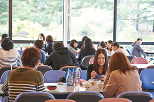 カフェテリアハーモニー／豊富なメニューが自慢の、明るく広々とした学生食堂。昼食時でなくとも学生が集まる、活気あふれる空間です。