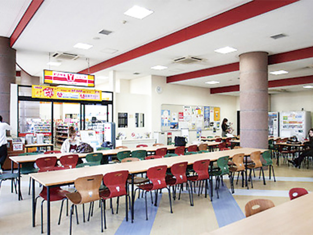 コンビニが併設され、軽食がとれる学生ホール。3号館にあります。