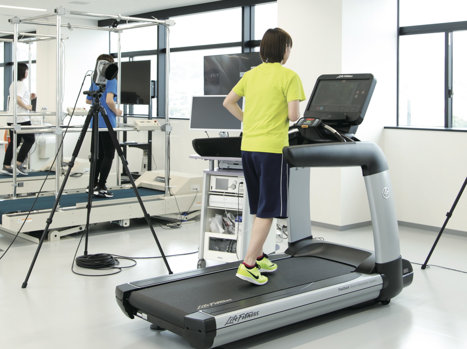 スポーツ健康科学科実験・実習室。3次元解析装置を使い、スポーツ科学の専門的な知識をわかりやすく学ぶことができます。