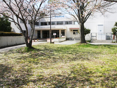 （附属中学校）中等教育を行う教育機関であるとともに， 教育実習先としての役割も担う