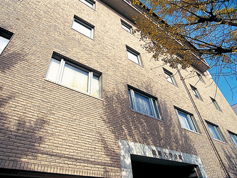 「大学会館」は在学生の学びや交流の場として活用。宿泊施設も備えており、留学生の受け入れ施設としてジャパン・スタディ・センターを設置しています。
