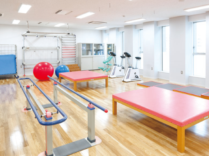 「運動療法実習室」理学療法学科の実習室。リハビリで実際に使用されている様々な器具が豊富に用意されています。（二条キャンパス）