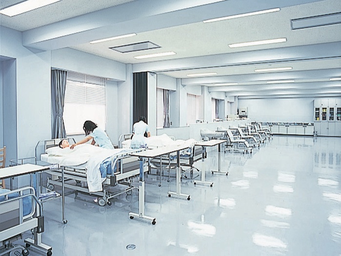 《シーボルト校基礎・成人看護実習室》医療施設と同じ機材で、看護技術演習を行います。ほかに地域・老年看護実習室、母性・小児看護実習室もあります。