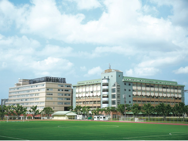 12号館(理工学部棟)。教室外でも学内LANが使用できるなど快適な情報環境を整えています。各フロアにリフレッシュコーナー、2階にはテラスを設けています。