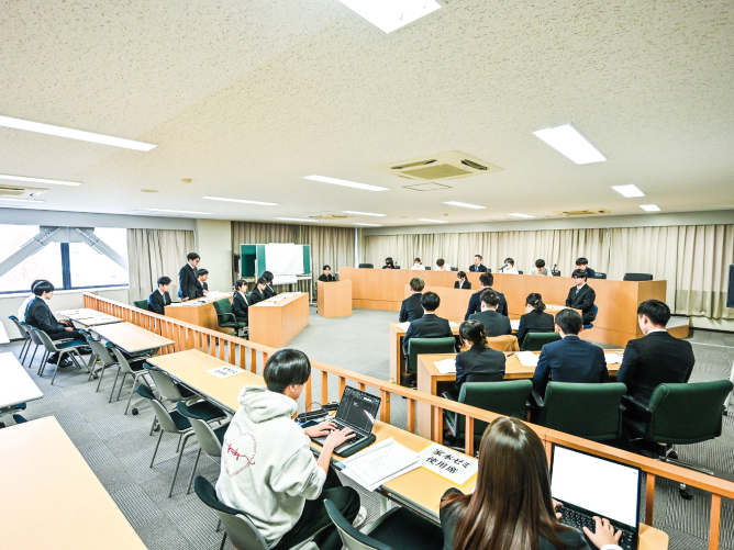 【7号館（寝屋川キャンパス）】模擬法廷：法学部による模擬裁判の授業、討論形式の演習などで利用します。