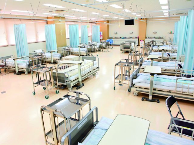 ■第一実習室（基礎看護学実習室）：最新の3モーター電動ベッド13床や洗髪器4台などを配置し、教育環境水準の1.3倍の設備を完備。