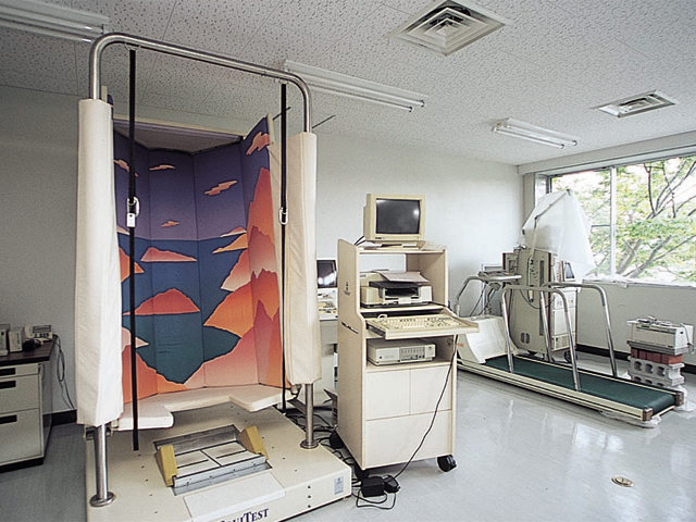 【小倉南区キャンパス】生理評価室。床面や壁面を動かしながら平衡感覚を正確に測定する平衡機能評価器などを使いながら、具体的な評価方法を学びます。