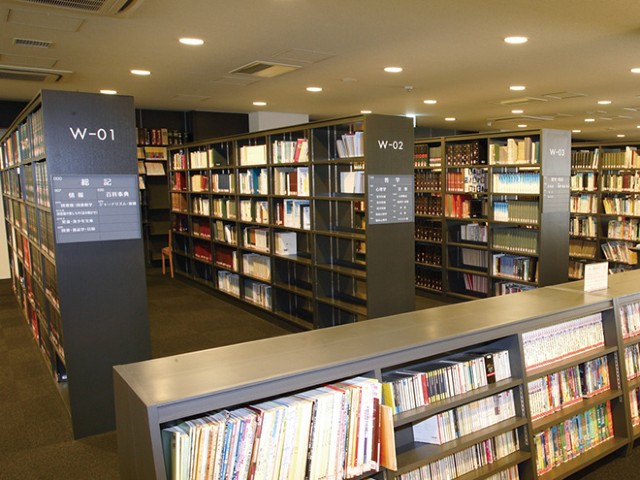 第２学舎：円筒型の外観が特徴的な、図書館、ホールと最上階にはカフェを有した施設で、地域交流と情報発信をコンセプトに社会との繋がりを担っています。
