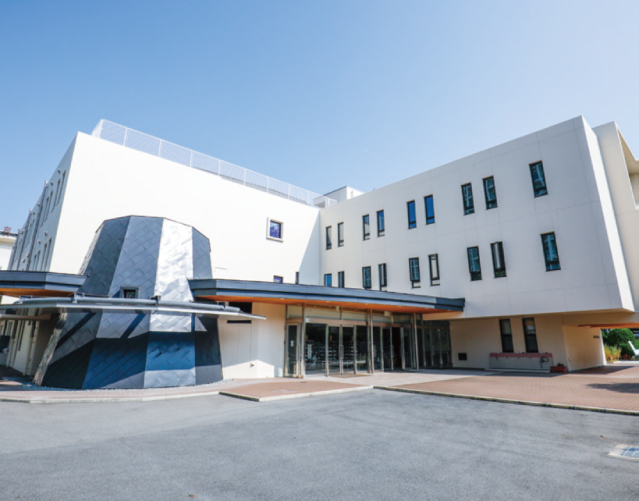 【大阪信愛学院小学校】キャンパス内にある併設の小学校との教育連携。子どもたちと日常的にふれあえる恵まれた環境。