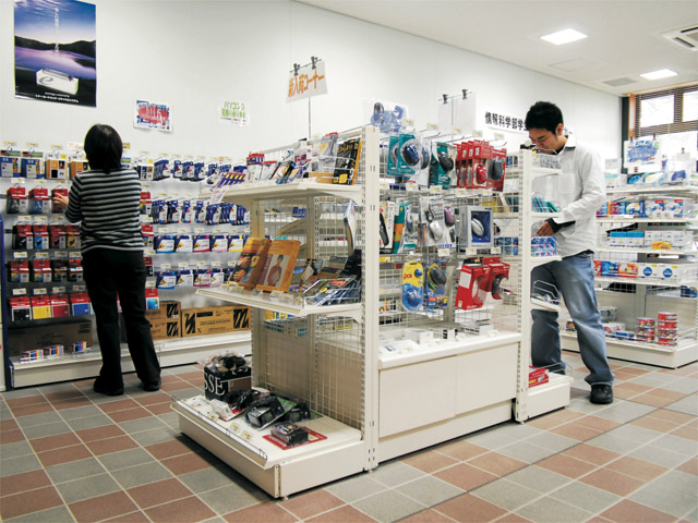 PCサポートセンター。コンピュータ関連の商品を販売するショップです。パソコンの修理も受け付けています。