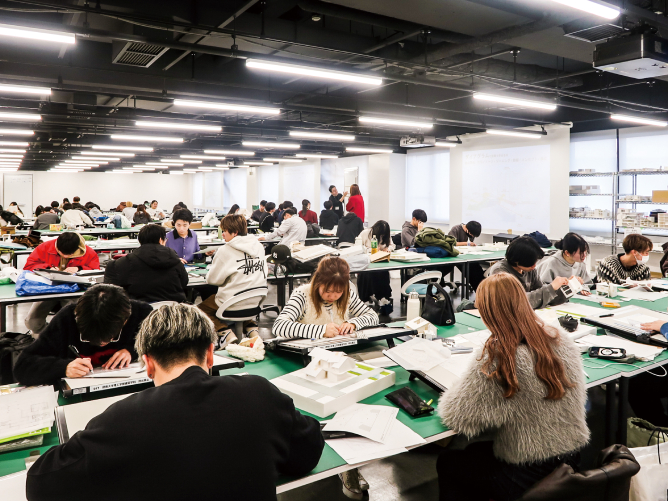 【８号館（寝屋川キャンパス）】建築学科製図室：設計演習、卒業設計、ゼミ活動、建築家の講演、展覧会など、教室・工房・ホール・ギャラリーと自在に変化します。