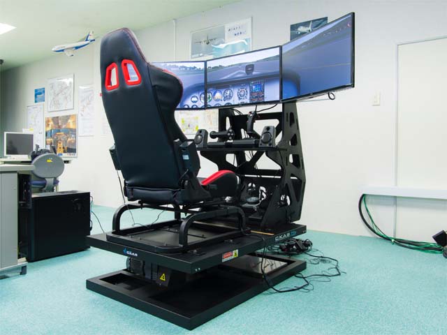 フライトシミュレータ。航空宇宙工学科において、航空機の運動の性能や操縦性の良否に関する考え方などを学習する際に使用します。