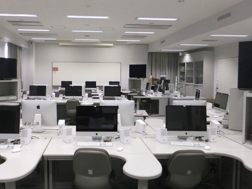 《シーボルト校マルチメディア演習室》Mac31台に、映像編集、DTP，３DCGなどのソフトを備え、映像制作やデザインを学びます。