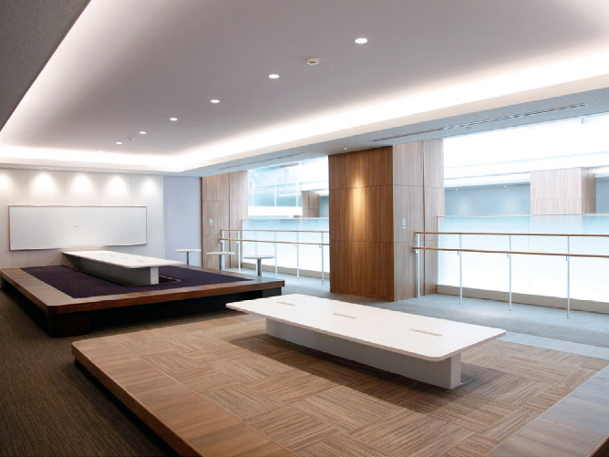 「ラウンジ」学生が自習や読書、休憩などに使えるように配慮し、靴を脱いでくつろげるスペースもあります。(二条キャンパス)