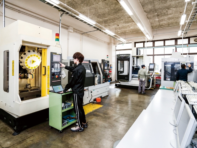 【8号館（寝屋川キャンパス）】テクノセンター：さまざまな加工設備をそろえ、教育や研究をはじめ、産学連携、地域貢献など、「ものづくり」に関わる多様な事業を展開。