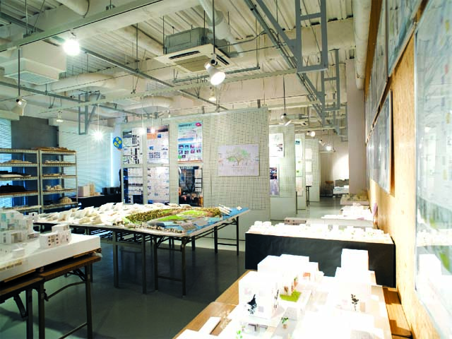 建築展示室。建築学科において、学生制作の作品展示室。コンペ入賞した数多くの作品を展示しています。