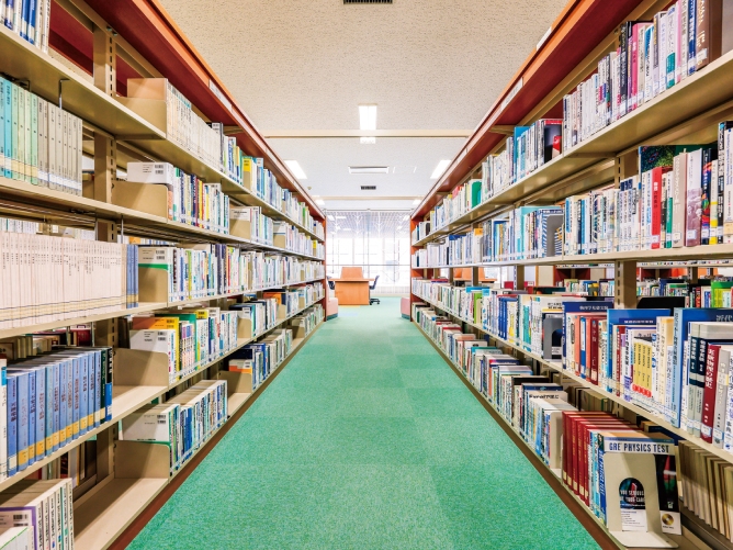 【10号館（寝屋川キャンパス）】図書館：地下1階から地上3階までの図書館には、各分野の専門書をはじめさまざまな単行本を備えています。