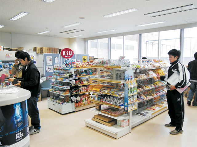 売店。弁当やおにぎり、カップ麺などを販売しており、小腹がすいたときや食堂に行く時間がないときなどに重宝します。