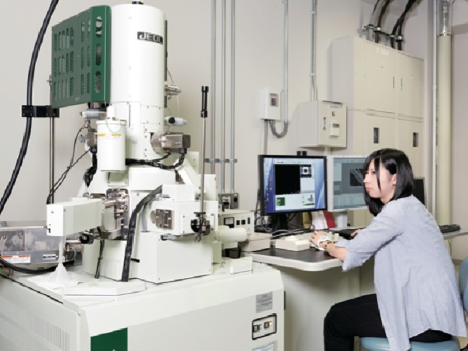 【研究・実験棟（大学院棟）】顕微鏡室［透過型電子顕微鏡］：走査型電子顕微鏡と最先端の「ナノスーツ法」を併用することで、生物を生きたまま高倍率で観察できます。