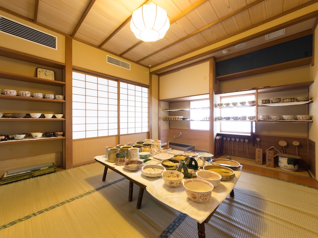 茶室は、教養科目の茶道の授業や茶道部、煎茶道研究部が使用します。附属こども園の「お月見茶会」も開催されます。
