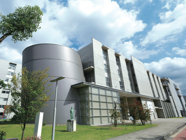 芸術学部棟。15号館には約700種類の所蔵品がある美術館や、学生の作品を展示するアートギャラリー、17号館にはスタジオとCG映像制作室などを配置しています。