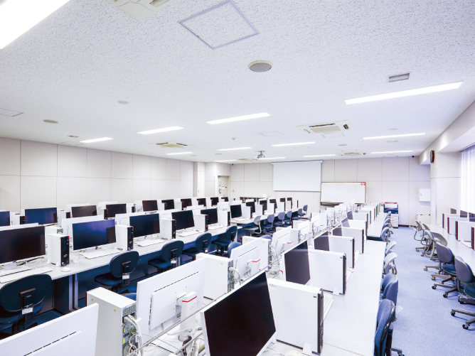 【10号館（寝屋川キャンパス）】理工学部CAD演習室：最新のコンピュータを配置し、製図に活用する3次元CADなど、各学科に応じた高性能ソフトを整えています。