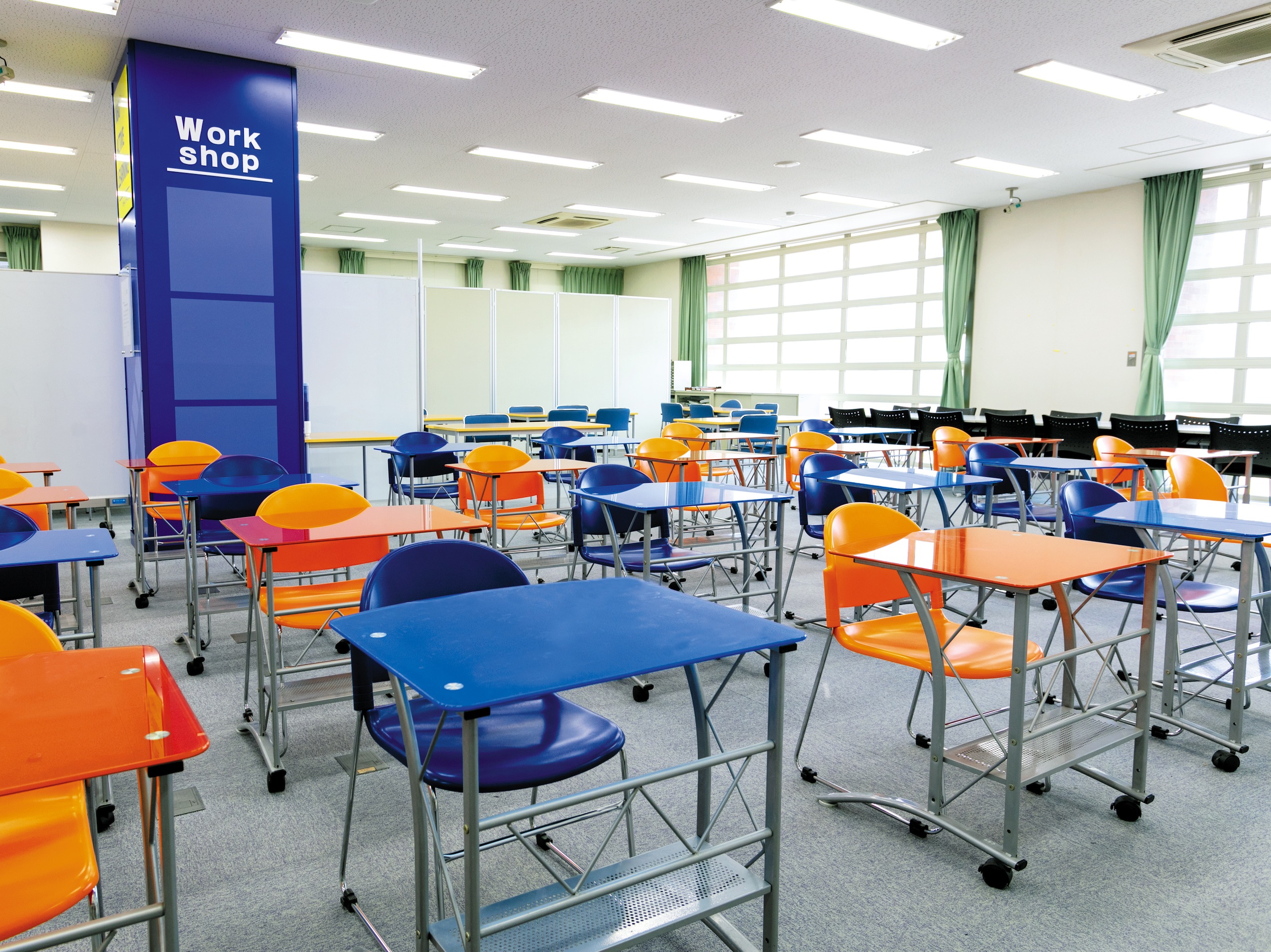アクティブラーニング室。自主学習やグループワーク、プレゼン練習などに取り組みます。パソコン、プリンタ、電子黒板なども完備しています。