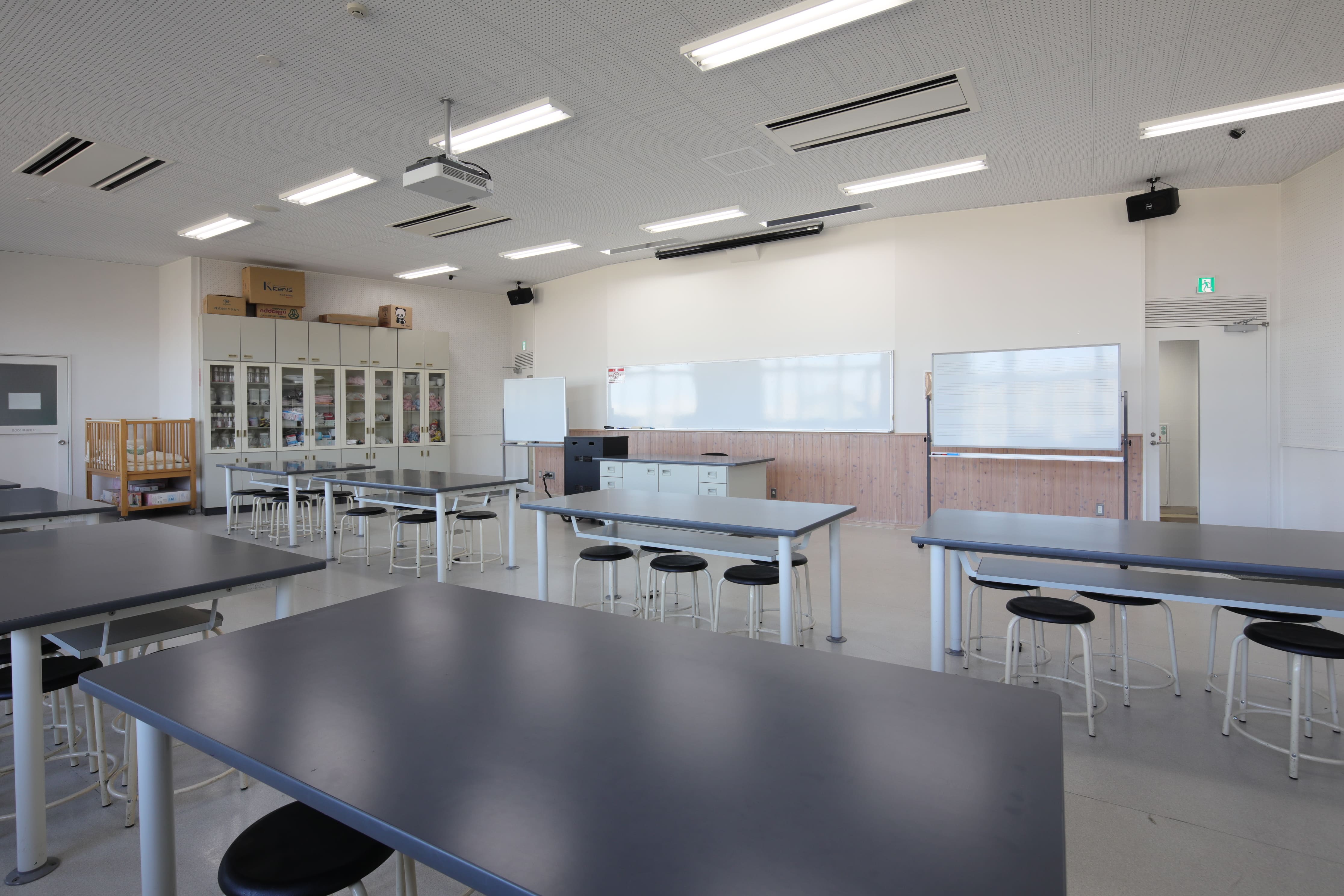 保育実習室：教育学部の学生が使用する教室です。赤ちゃんの人形などを使って実習を行います。