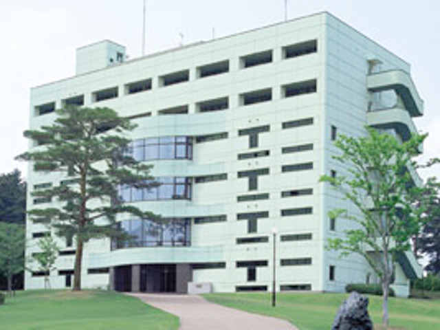 薬学部棟/キャンパスの高台に建つ薬学部棟は教室・実験室のほかにCALL教室・医薬品情報室など最先端の設備が充実。研究室では教員と学生が積極的に交流しています。