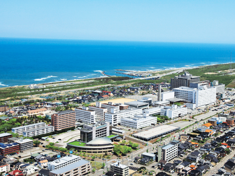 内灘海岸に隣接するキャンパスは、潮風が心地よく、高層階からの眺めは抜群です。キャンパス内には、良き医療人を育成するための高度な教育・研究施設が集結しています。